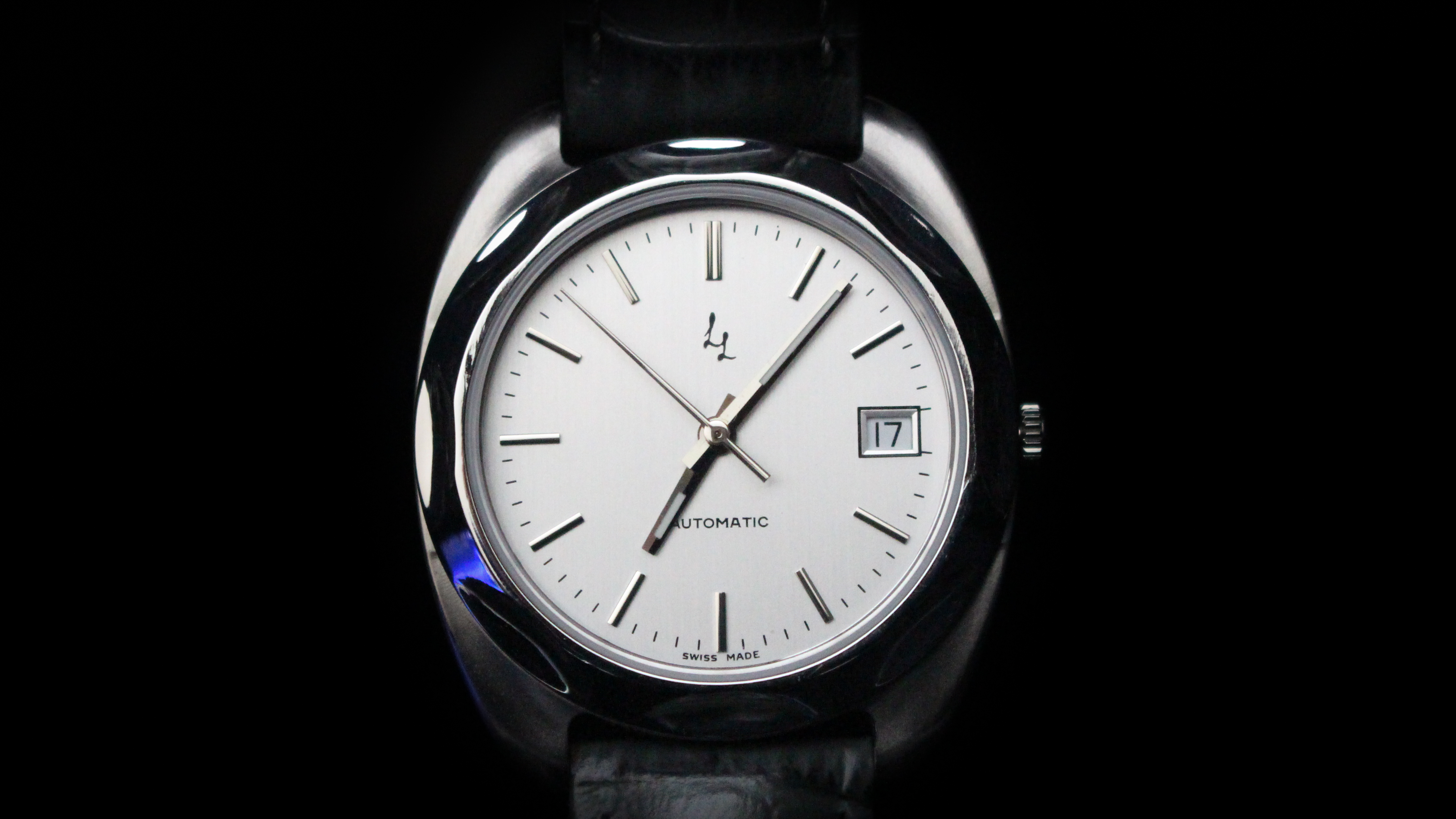Draufsicht auf die Carna Uhr von LL mit silbernem Zifferblatt