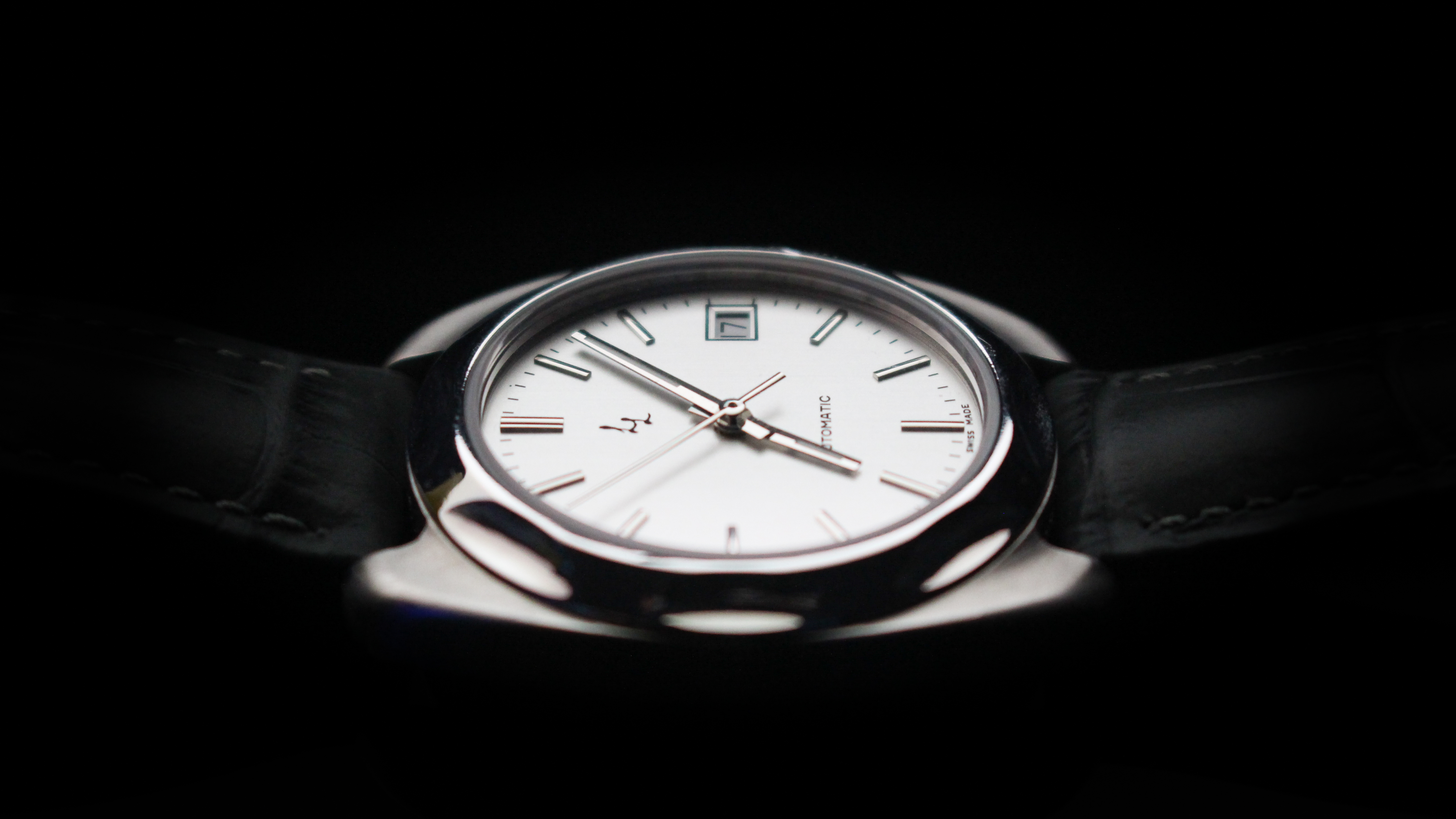 Seitenansicht der Carna-Uhr von LL mit silbernem Zifferblatt